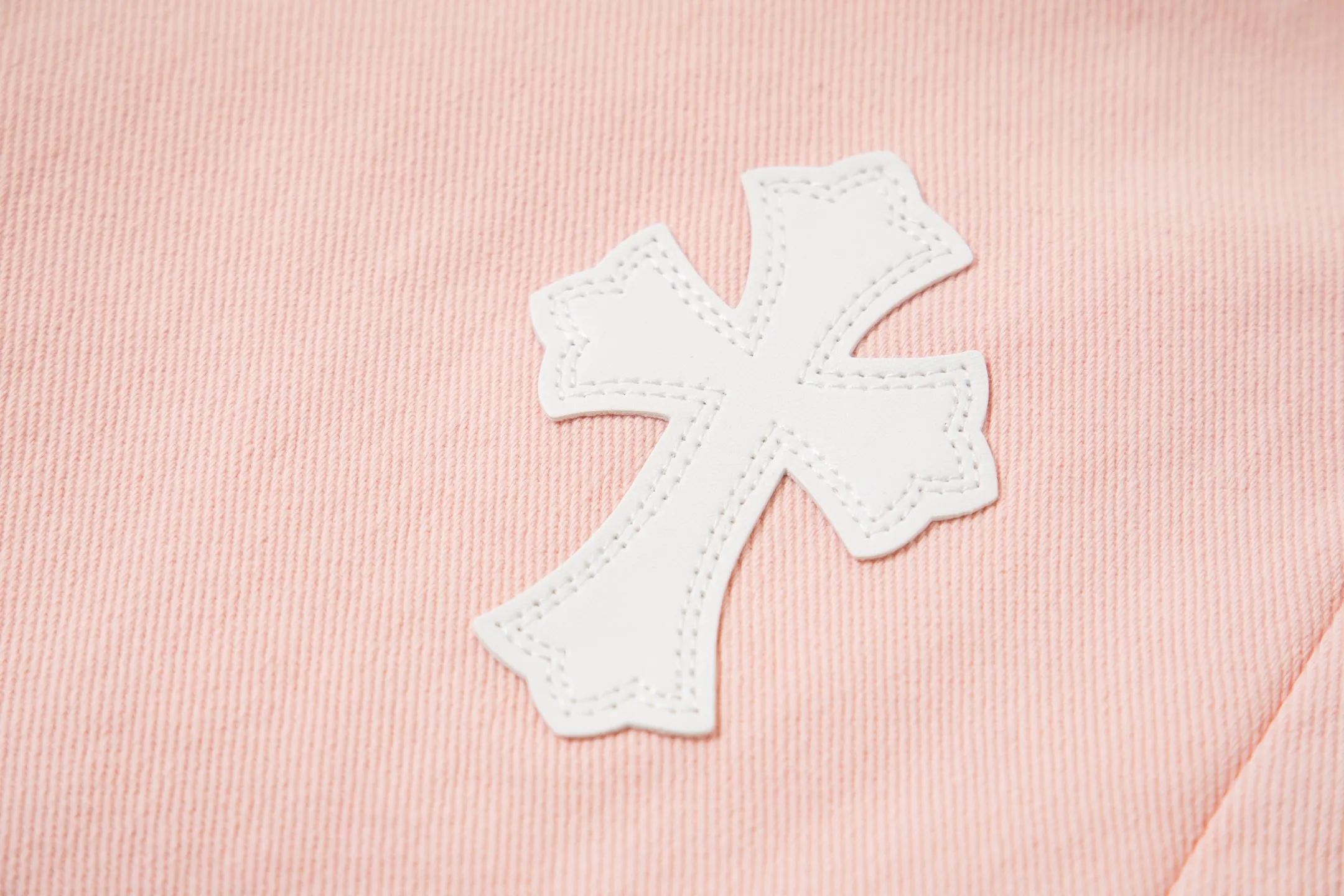 P270 Chrome hearts | CH Chrome hearts Limited edition cherry blossom pink leather jeans for girls. Charming dopamine personality jeans. Indispensable for fashionistas. The same model for celebrities. A model touted by many bloggers. This new pair of pants is perfect in terms of shape and upper body. It is no exaggeration to say that making a pair of jeans is equivalent to making 20 short-sleeved jeans. The fabric is made of high-quality imported denim. It has a unique high-end texture. I am very satisfied with it after washing and proofing several times. Style number: 1730# Color: Sakura pink Size: 28 30 32 34